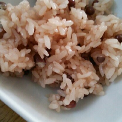 こんにちは。
もち米を使う赤飯レシピがおおいなか、このレシピは米のみで作れて助かりました～。
先々週のお花見に持っていきました♪
ありがとうございました。